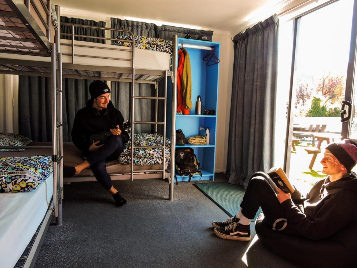 Mountain View Backpackers Pansiyon Wanaka Dış mekan fotoğraf