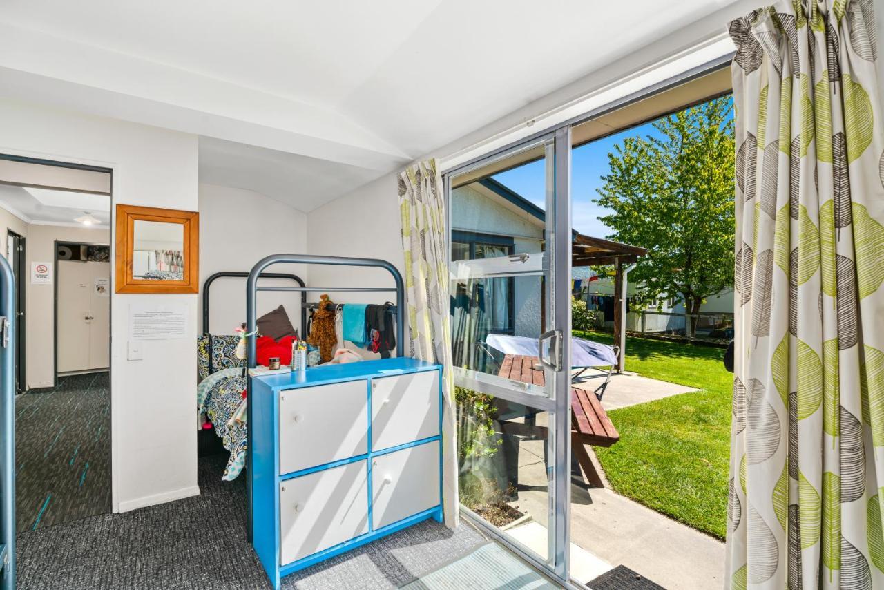 Mountain View Backpackers Pansiyon Wanaka Dış mekan fotoğraf